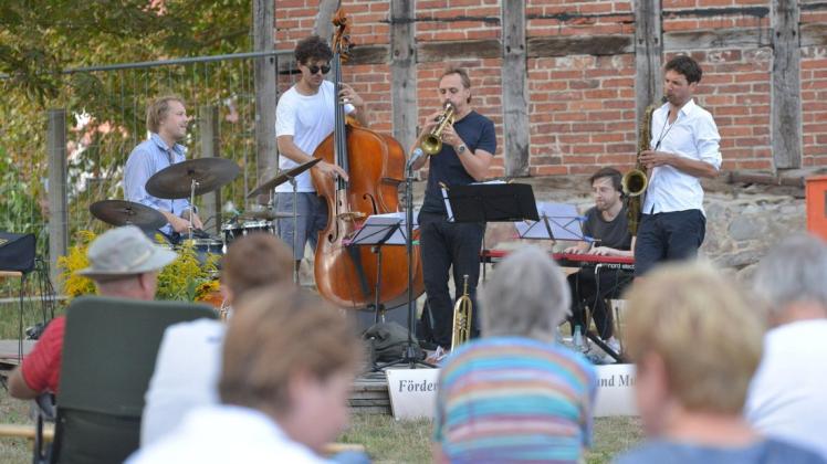 Rückblick: Im vergangenen Jahr trat das Christoph-Möckel-Quartett zusammen mit Menzel Mutzke (Bildmitte) beim Picknick-Konzert in Gadebusch auf. Rückblick: Im vergangenen Jahr trat das Christoph-Möckel-Quartett zusammen mit Menzel Mutzke (Bildmitte) beim Picknick-Konzert in Gadebusch auf.