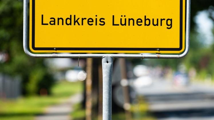 Der Landkreis Lüneburg zieht erneut die Daumenschrauben mit Blick auf die Corona-Regeln an. Hintergrund sind steigende Infektionszahlen.