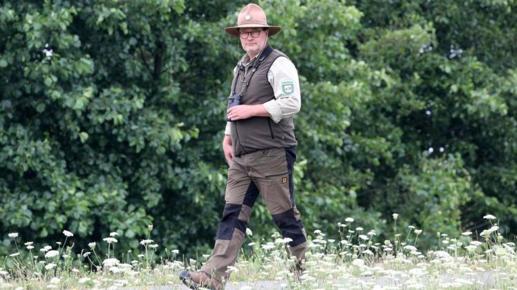 Ist im Nationalpark auf einem Deich unterwegs: Carsten Wagner, Ranger im Nationalpark Vorpommersche Boddenlandschaft und Vorsitzender des Bundesverbandes Naturwacht, Ist im Nationalpark auf einem Deich unterwegs: Carsten Wagner, Ranger im Nationalpark Vorpommersche Boddenlandschaft und Vorsitzender des Bundesverbandes Naturwacht,