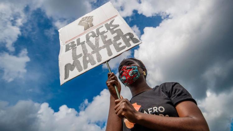 Damit das Thema Rassismus in den Köpfen ankommt: Eine Frau nimmt in Leeds an einer Kundgebung der Black Lives Matter-Bewegung zum Gedenken an den von einem Polizisten getöteten Amerikaner George Floyd.