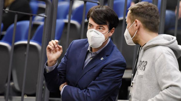 Stefan Güter (links, hier im Gespräch mit Empor-Chef Tobias Woitendorf) machen die Hallenprobleme in Rostock zu schaffen. Eventuell muss der HC Empor in der kommenden Zweitliga-Saison für ein Heimspiel in eine andere MV-Stadt ausweichen. Stefan Güter (links, hier im Gespräch mit Empor-Chef Tobias Woitendorf) machen die Hallenprobleme in Rostock zu schaffen. Eventuell muss der HC Empor in der kommenden Zweitliga-Saison für ein Heimspiel in eine andere MV-Stadt ausweichen.