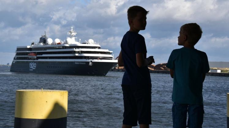 Kinder bestaunen das in den Wismarer Hafen einlaufende Eypeditionsschiff „World Voyager“. Kinder bestaunen das in den Wismarer Hafen einlaufende Eypeditionsschiff „World Voyager“.
