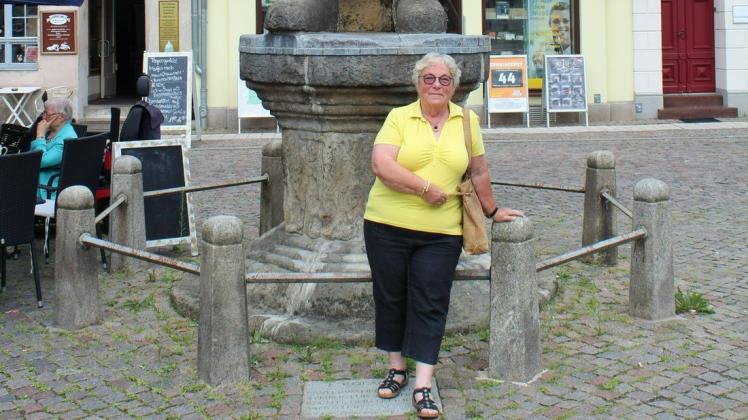 Karin Gram vor dem Roland auf dem Perleberger Marktplatz. Seit diesem Jahr bietet die gelernte Reiseleiterin und Dolmetscherin Touren durch die Kreisstadt an.