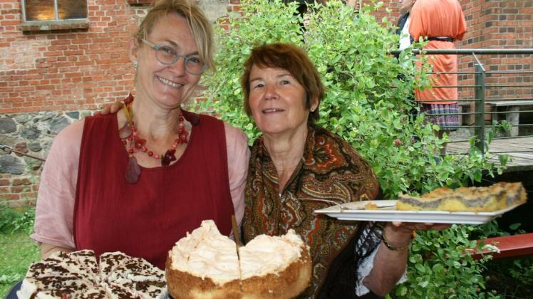 Elke Lenschow (l.) und Inge Schulz vom Klosterverein Rehna mit Kuchen und Torten.