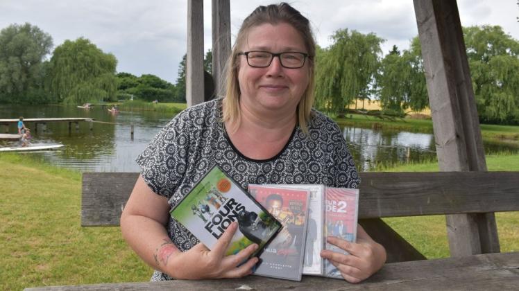Marita Ahrndt vom Dorfverein am Bauernteich in Thandorf. Sie zeigt DVDs mit Filmen, die im Juli und August unter freiem Himmel in Thandorf gezeigt werden.