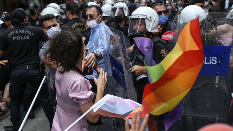 Einem Demonstrationsverbot und massivem Polizeiaufgebot zum Trotz haben sich in Istanbul Hunderte Menschen zur Pride-Parade versammelt.