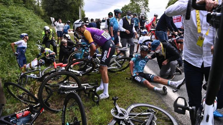 Die Tour de France ist mit einem Massensturz in den ersten Tag gestartet.