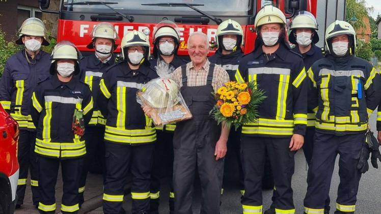 "Abschiedseinsatz" in Gallin: Die Kameraden bedankten sich bei Hans Peter Lange (M.) für 58 Jahre im Feuerwehrdienst.