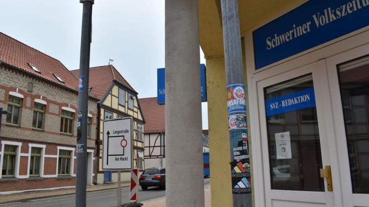 Auch das ist ein Form von Vandalismus: Aufkleber an Pfosten und Laternen