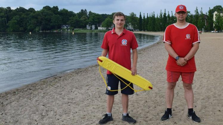 Am Zippendorfer Strand sorgen pro Schicht zwei Rettungsschwimmer für Sicherheit: Marvin Jacobs und Marcel Spriestersbach (r.) kennen die Gefahren am Strand und im Wasser.