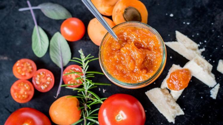 Tomatenmarmelade mit Aprikosen und Käse – perfekt kombiniert.