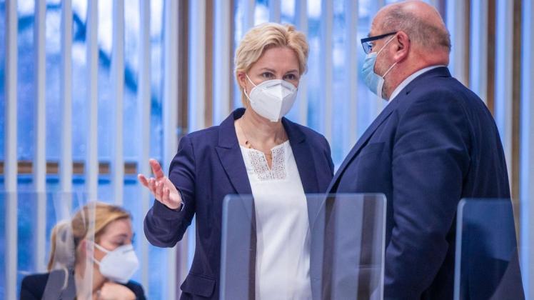 Manuela Schwesig (SPD), die Ministerpräsidentin von Mecklenburg-Vorpommern, und ihr Stellvertreter Harry Glawe (CDU),  Wirtschafts- und Gesundheitsminister. Die Regierungsparteien SPD und CDU zogen zum Ende der Wahlperiode eine Bilanz ihrer fünfjährigen Zusammenarbeit.