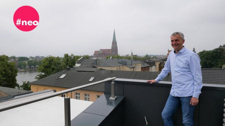Wohnen mit Dachterrasse, Pool oder Wendeltreppe. Makler Thomas Franck kennt viele besondere Wohnungen in Schwerin, wie diese in der Straße Zum Bahnhof.