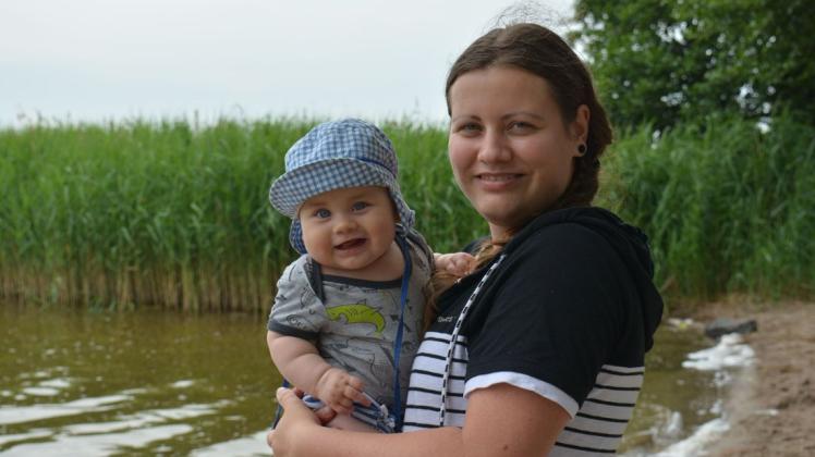 Während ihr Großer im Wasser planscht, entspannt Andrea Neufeld mit Tochter Emily am Ufer des Groß Tessiner Sees.