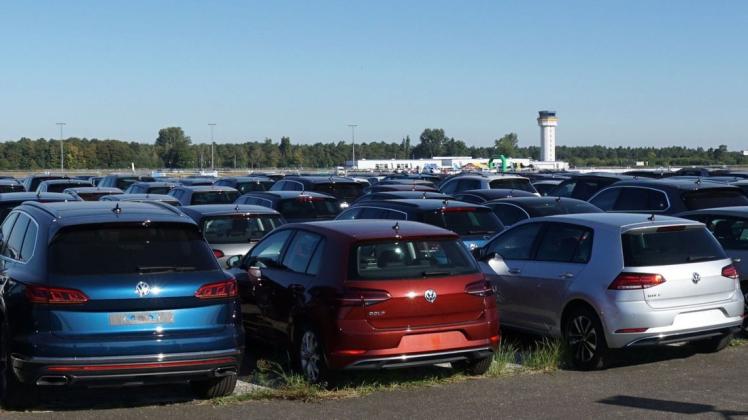 In Parchim parken die Autos weiterhin auf dem Flughafen statt davor.