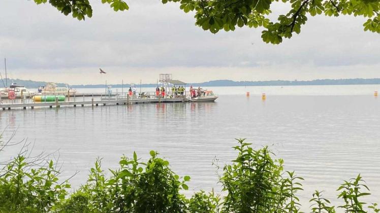 Taucher und Rettungsschwimmer suchten am Mittwoch vor dem Freibad Kalkwerder nach einem möglichen vermissten Schwimmer. Mittlerweile gehen die Rettungskräfte von einem Irrtum aus. Taucher und Rettungsschwimmer suchten am Mittwoch vor dem Freibad Kalkwerder nach einem möglichen vermissten Schwimmer. Mittlerweile gehen die Rettungskräfte von einem Irrtum aus.