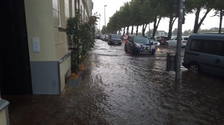 Starke Regenfälle in der Schweriner Alexandrinenstraße im Sommer 2019