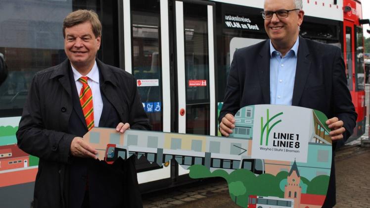 Bremens Bürgermeister Andreas Bovenschulte (rechts) und Staatssekretär Enak Ferlemann aus Berlin freuen sich über den Start der Baumaßnahmen für die Verlängerung der Linie 1 in Huchting.