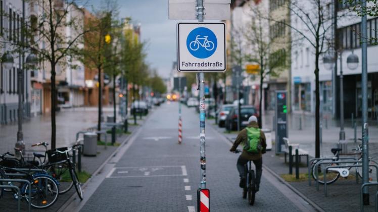 Ein Radfahrer fährt auf einer Fahrradstraße in der Innenstadt. In Hannover gilt ab dem 1. Juli ein Experimentierraum in Sachen Verkehr und Nachhaltigkeit.
