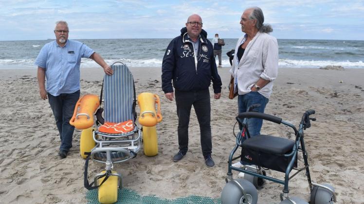 Die Beiratsmitglieder Rainer Milles (UFR) (v.l.) und Vorsitzender Wolfgang Nitzsche (Linke) mit Strandbewirtschafter Matthias Treichel. Der Baderollstuhl und der Rollator mit den Strandrädern sind eine große Hilfe für Betroffene.