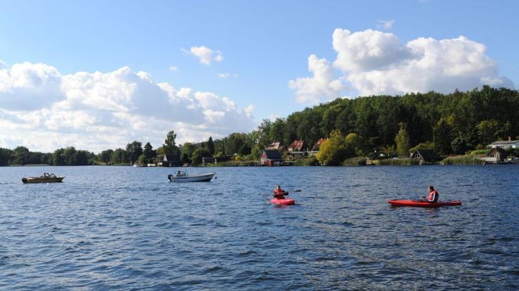 In diesem Sommer können Gäste und Einheimische bei geführten Paddel-Wanderungen den Krakower See erkunden und dabei jede Menge Spaß und Action erleben.