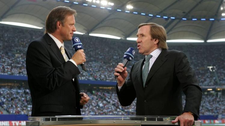 Fußballexperte Günther Netzer (rechts) und ARD Moderator Gerhard Delling vor 14 Jahren.