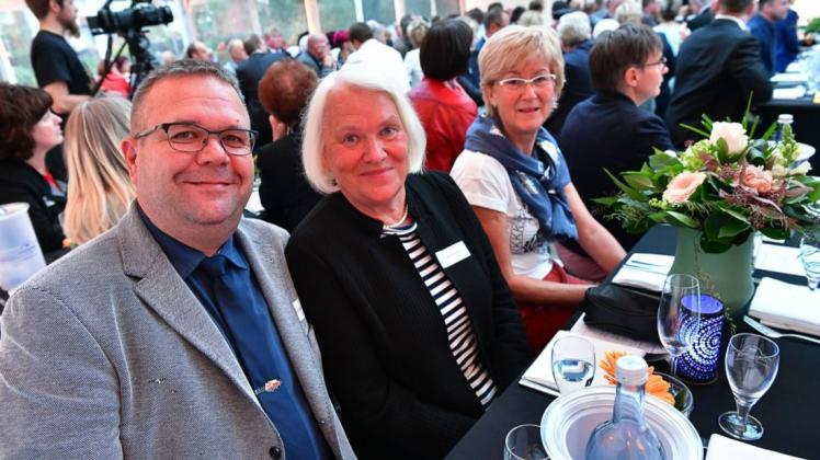Rosemarie Schwank (M.) aus Gadebusch freute sich im Jahr 2019 gemeinsam mit dem Gadebuscher Bürgermeister Arne Schlien über die Ehrennadel des Landkreises Nordwestmecklenburg.