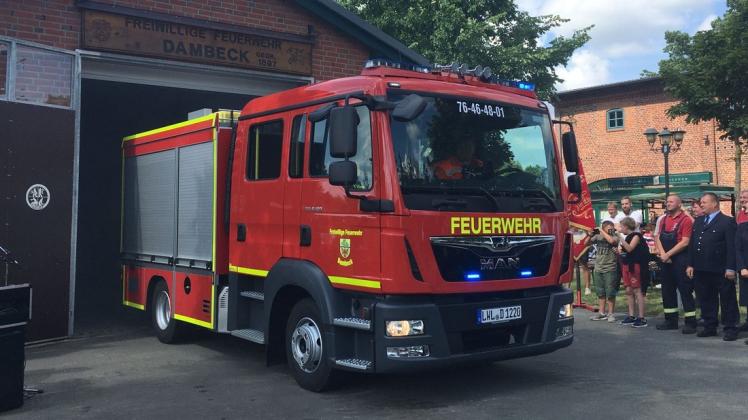 Mit Blaulicht und Martinshorn rollt das neue Dambecker Feuerwehrfahrzeug aus der Garage.