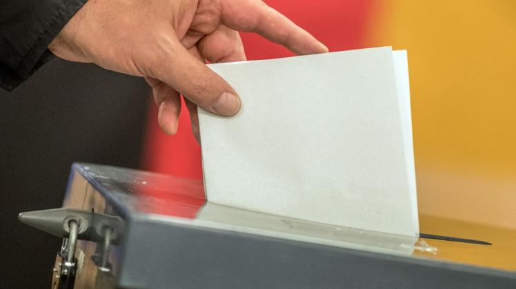 Ein Wähler wirft seinen Stimmzettel in die Wahlurne. Die Bundestagswahl ist am 26. September 2021.