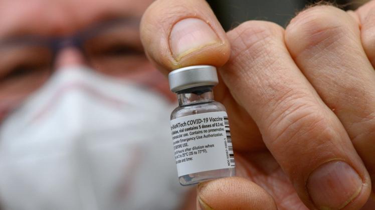 1000 Dosen des Corona-Impfstoffes von Biontech sollen an vier Impftagen im Gesundheitszentrum Bersenbrück verimpft werden. (Symbolfoto)