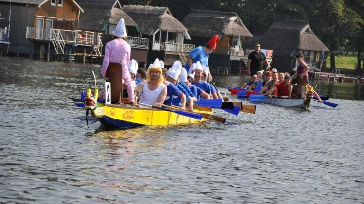 Lustig geht es immer auf dem Dümmer See zu, wenn die Drachenbootteams beim traditionellen Rennen um den Sieg kämpfen.