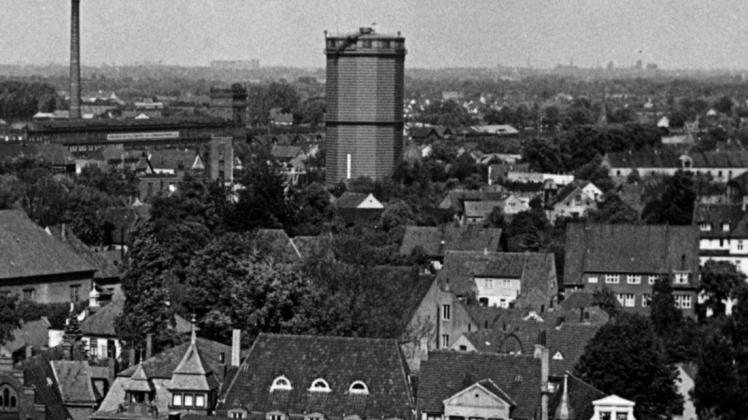 Ein Wahrzeichen Delmenhorsts: der 55 Meter hohe Gasometer. 1971 wurde der riesige Gasbehälter abgerissen.