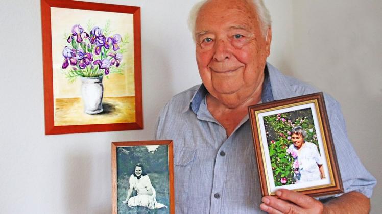 Karl-Heinz Schubert (91) liebt das Gemälde mit der Iris-Vase seiner Frau Iris ganz besonders. Darunter zeigt er hier seine Frau als junges Mädchen, wie er sie kennenlernte, und als über 80-Jährige.