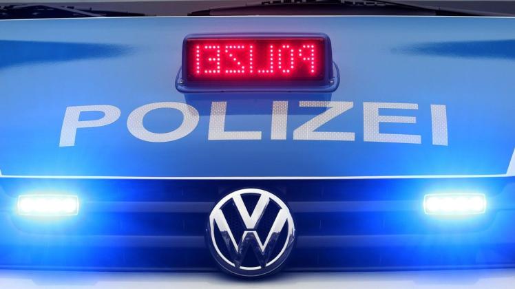 Nächtlicher Einsatz für die Polizei in Lingen-Brögbern: Ein Pkw hat dort in der Nacht zum Sonntag, 4. Juli 2021, einen Fußgänger erfasst und dabei schwer verletzt.