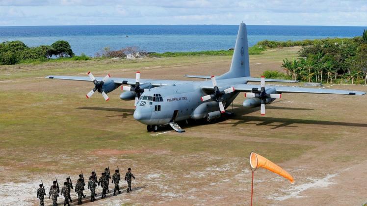 Die Maschine war den Angaben zufolge in der der Nähe von Manila auf einem Luftwaffenstützpunkt gestartet und dann über Cagayan de Oro auf der Insel Mindanao nach Jolo unterwegs.