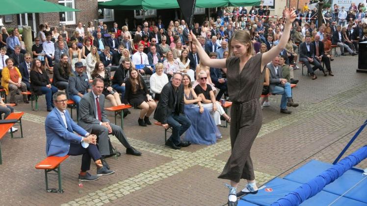 Abi-Abschlussfeier auf dem Marktplatz in Fürstenau: Zum Programm gehörte auch der Seiltanz von Merle Roß.