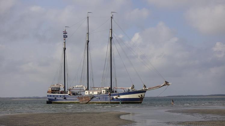 Mit dem Dreimaster "Noorderlicht", einem Plattboot, geht es vom niederländischen Harlingen für 18 Kinder und Jugendliche des Wariner Jugendfreizeitzentrums auf einwöchige Ferienfahrt unter anderem durchs westfriesische Wattenmeer. Mit dem Dreimaster "Noorderlicht", einem Plattboot, geht es vom niederländischen Harlingen für 18 Kinder und Jugendliche des Wariner Jugendfreizeitzentrums auf einwöchige Ferienfahrt unter anderem durchs westfriesische Wattenmeer.