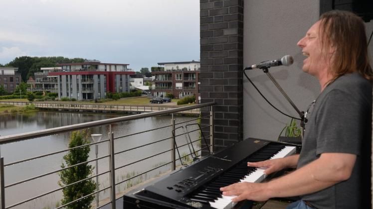 Vollen Einsatz gab "Piano Pete" Budden bei seinem Konzert am Sonntag im Lingener Emsauenpark.