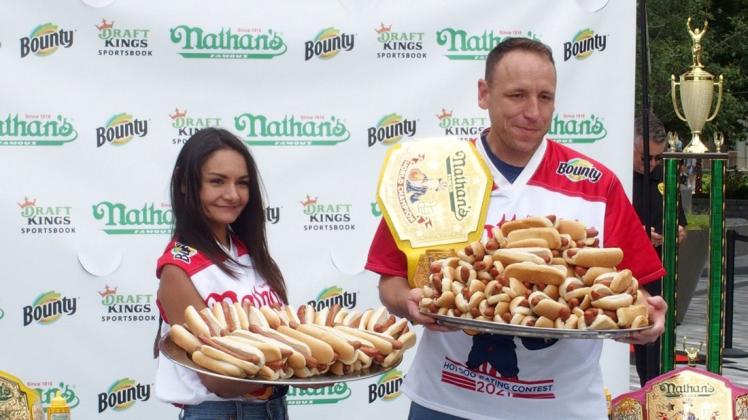 Michele Lesco (l) und Joey Chestnut haben das Hotdog-Wettessen im New Yorker Vergnügungspark Coney Island gewonnen. Der 37-jährige Chestnut stellten dabei einen neuen Rekord auf. Michele Lesco (l) und Joey Chestnut haben das Hotdog-Wettessen im New Yorker Vergnügungspark Coney Island gewonnen. Der 37-jährige Chestnut stellten dabei einen neuen Rekord auf.