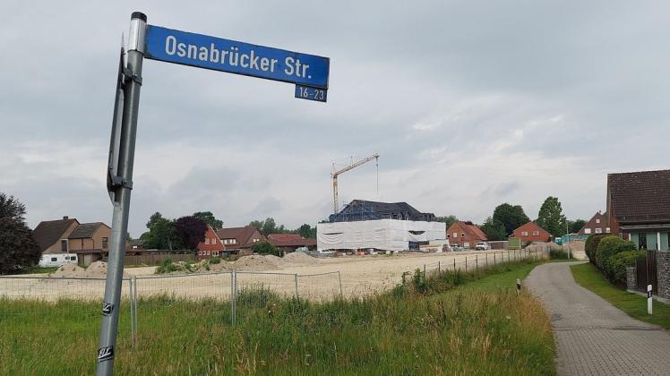 Auf dem knapp 14.000 Quadratmeter großen Areal der ehemaligen Bonbonfabrik zwischen Hüntestraße und „Weißem Bild“ will die Emsländische Wohnbaugesellschaft (EWG) innerhalb von zwei Jahren Häuser mit 143 Wohnungen schaffen.