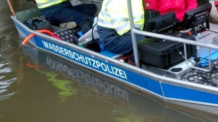 Die Wasserschutzpolizei ermittelt nach einem Vorfall auf der Ems zwischen Papenburg und Weener (Symbolbild).