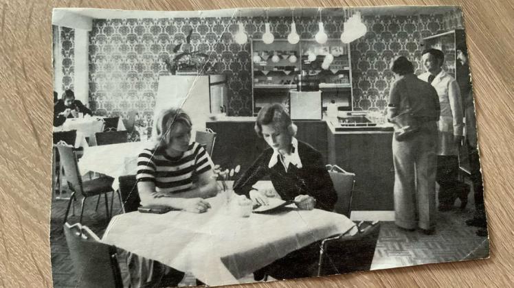 Blick in die Vergangenheit: Ruth Bange, die mit ihrem Mann Peter das Café Großer Dreesch 1975 eröffnete, hat die Erinnerungen an damals gut aufbewahrt.