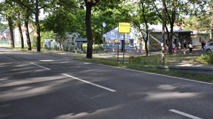 Kurz hinter dem Ortseingangsschild, direkt an der B 107 befindet sich der Jugendclub Glöwen. Für Ortsbeirat und Clubrat steht daher die Forderung nach Tempo 30.