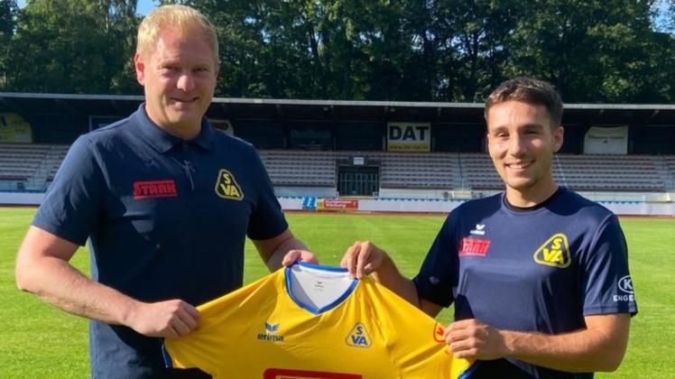 Neuzugang beim SV Atlas Delmenhorst: Efkan Erdogan (rechts). Darüber, dass der 24-Jährige einen Zweijahresvertrag bei dem Fußball-Regionalligisten unterschrieben hat, freute sich auch Bastian Fuhrken, Leiter Leistungsfußball des Vereins.