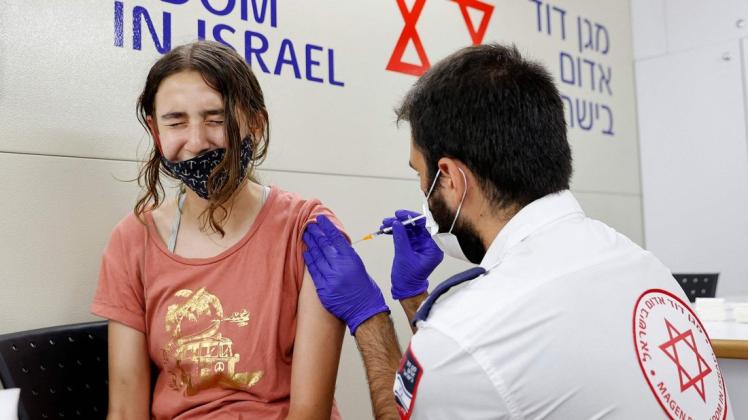 Aufgrund zunehmender Delta-Ansteckungen drängt Israel nun auch 12- bis 15-Jährige, sich gegen Corona impfen zu lassen.