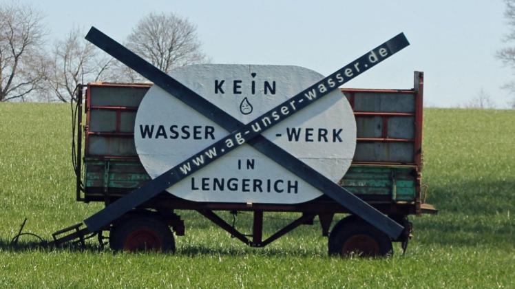 Mit mehreren großen Schildern macht die AG Unser Wasser Lengerich-Handrup seit Jahren darauf aufmerksam, dass sie die vom Wasserverband Lingener Land dort geplante Grundwasserförderung ablehnt.