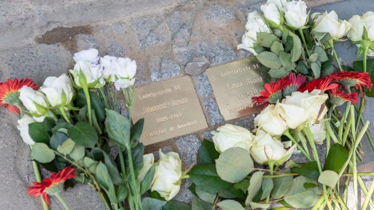 Insgesamt erinnern in Rostock 70 gespendete Denksteine an das Schicksal Rostocker Juden. In diesem Jahr erinnern viele Veranstaltungen an sie.