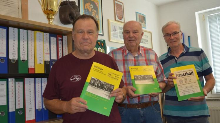 Arbeiten an dem nächsten Heft mit Beiträgen zur Güstrower Sportgeschichte: die Güstrower Sportchronisten Wolfgang Rosenow, Rudi Schröder und Uwe Zicker ( v. l.).