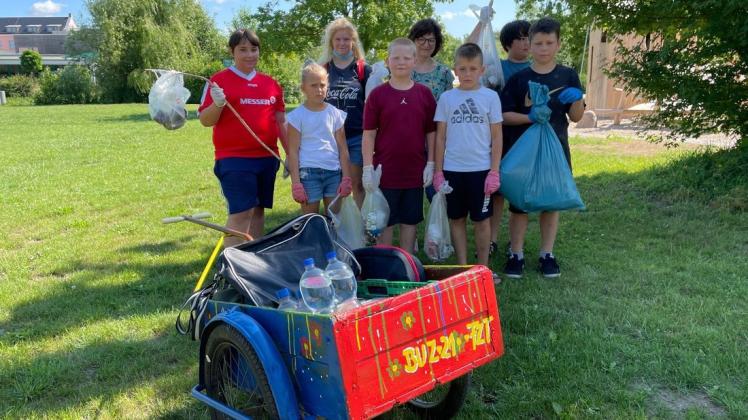 Unterwegs für eine saubere Umwelt: Die Ferienkinder vom Bützower Freizeittreff sind an diesem Dienstag auch im Rosengarten im Einsatz.