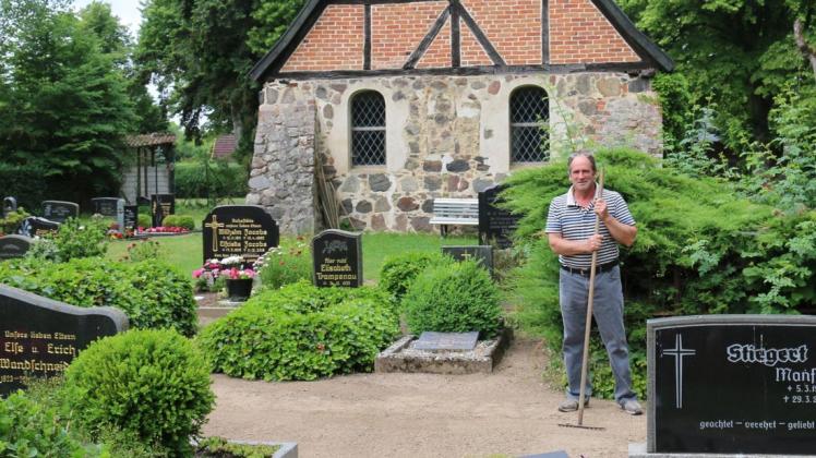 Nicht ohne Harke auf dem Friedhof: Michael Dahms aus Mellen